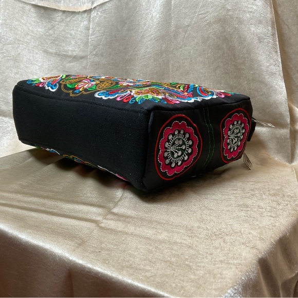 Embroidered crossbody bag with three separate zippered compartments, NWOT - Picture 4 of 16